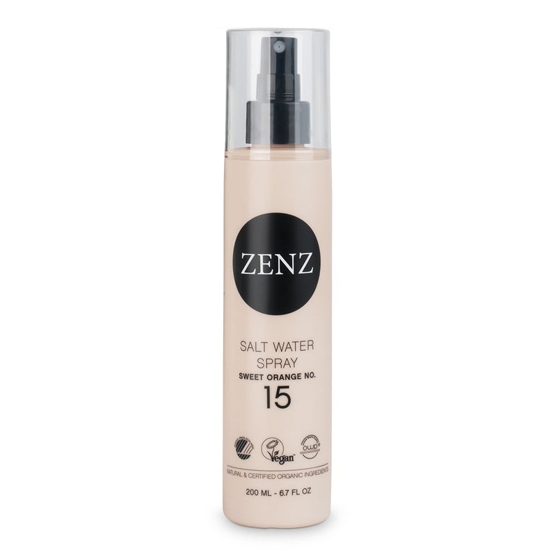 Vegan Salt Water Spray Sweet Orange nr. 15 is een zoutwaterspray zonder aerosol voor alle haartypes. Vooral geschikt voor het creëren van een matte en golvende strandlook met textuur, volume en medium hold.